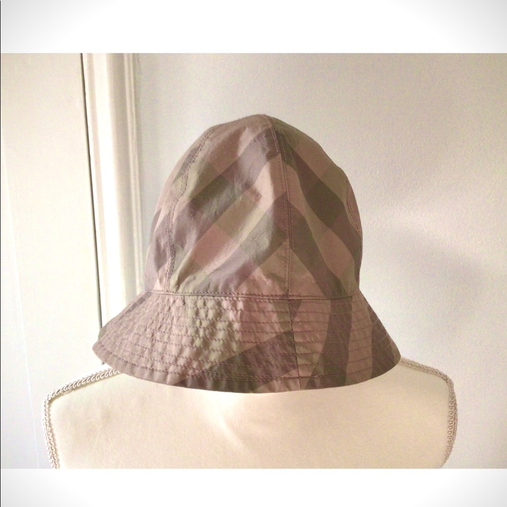 Burberry reversible bucket hat( no tag)